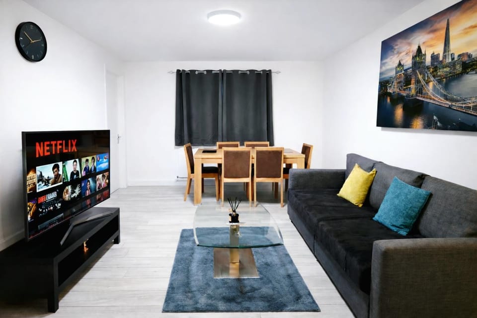 Communal lounge/ TV room, Bed, TV and multimedia, Living room, Seating area, Evening entertainment, Garden view, Entertainment, heating, internet