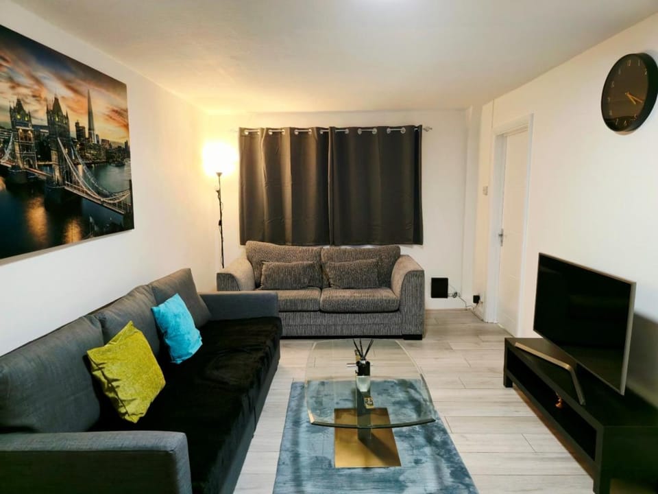 Communal lounge/ TV room, Bed, TV and multimedia, Living room, Seating area, Dining area, Evening entertainment, Garden view, Entertainment, heating, internet