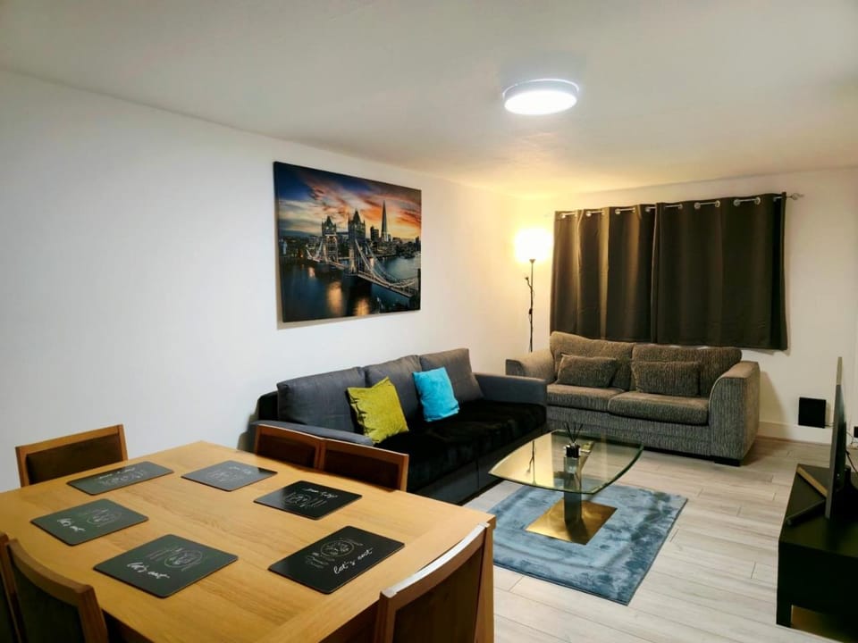 Communal lounge/ TV room, Bed, TV and multimedia, Living room, Seating area, Dining area, Evening entertainment, Garden view, Entertainment, heating, internet