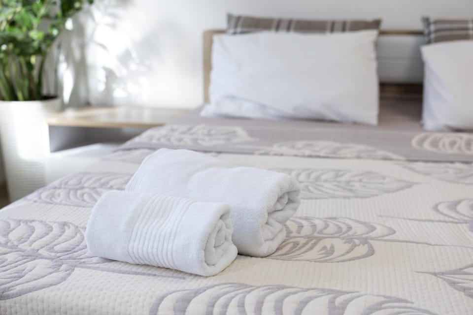 Photo of the whole room, towels