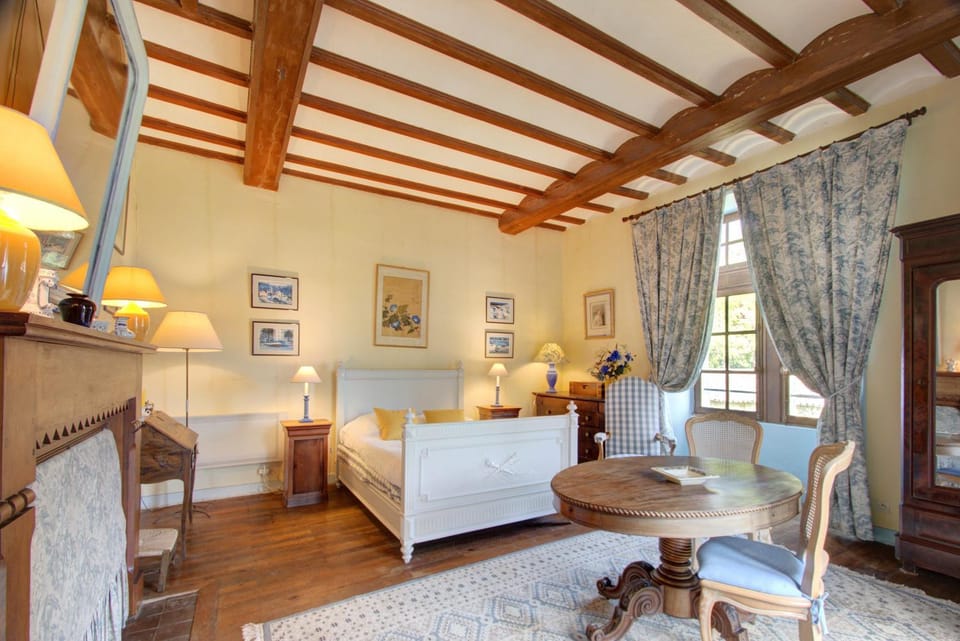 Photo of the whole room, Bedroom