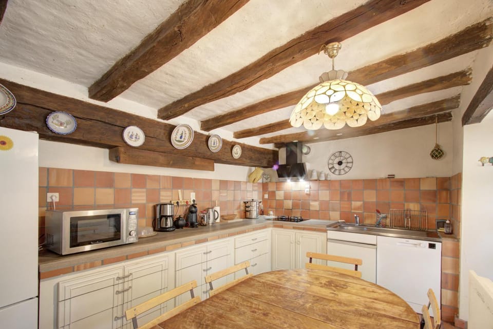 Kitchen or kitchenette, dishwasher, oven, stove