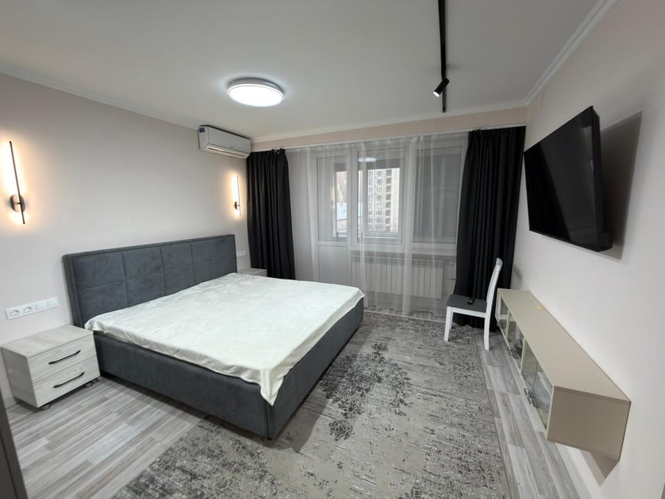 Bed, TV and multimedia, Bedroom