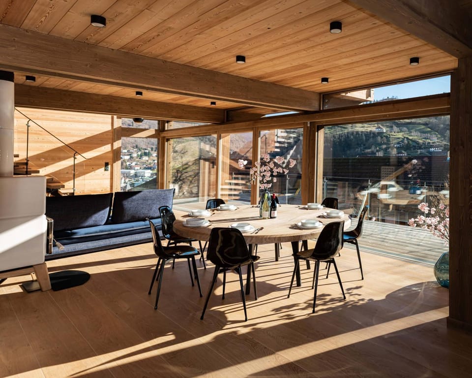 Dining area, fireplace