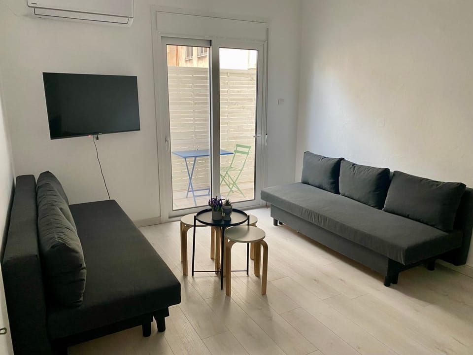 TV and multimedia, Living room, Seating area, air conditioner