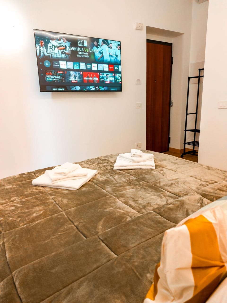 Bed, TV and multimedia, Photo of the whole room, towels