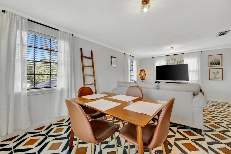 Swann Ave 2B Sleeps 6 Walk 2 Bayshore & Hyde Park Apartment in Tampa