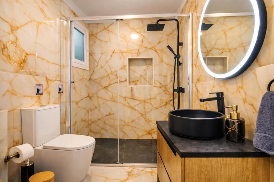 Shower, Toilet, Bathroom, towels