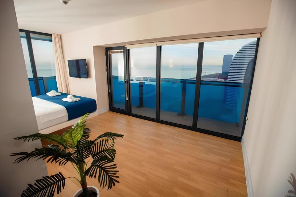 Bed, TV and multimedia, Photo of the whole room, Bedroom, Sea view