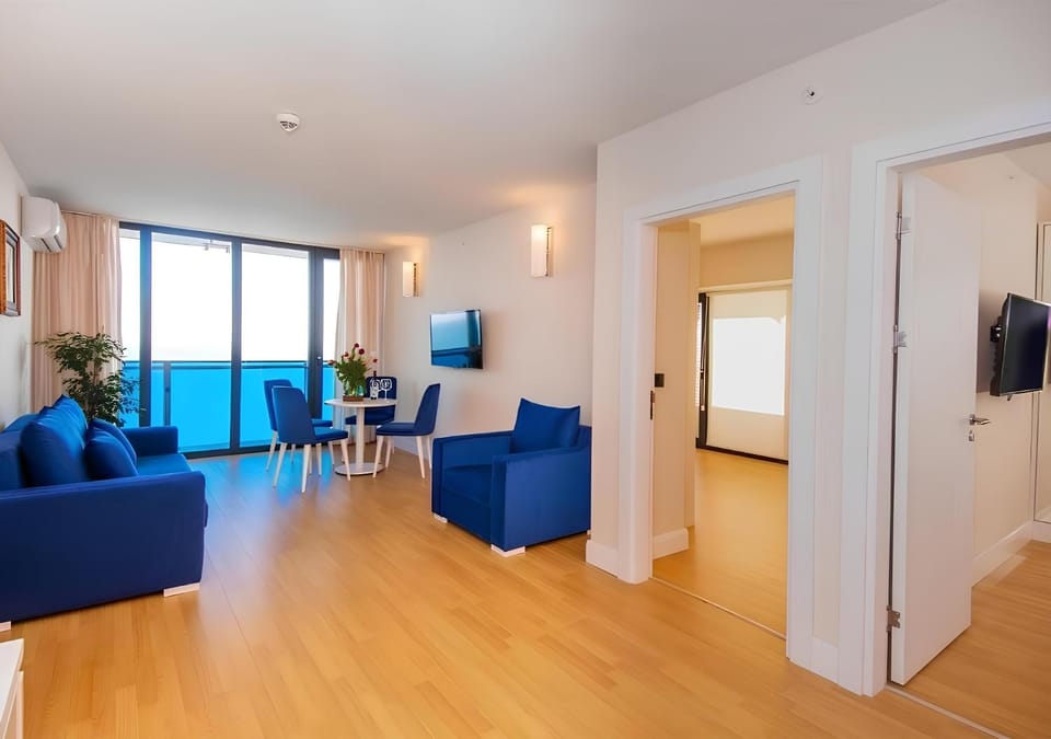 Communal lounge/ TV room, TV and multimedia, Living room, Seating area, Evening entertainment