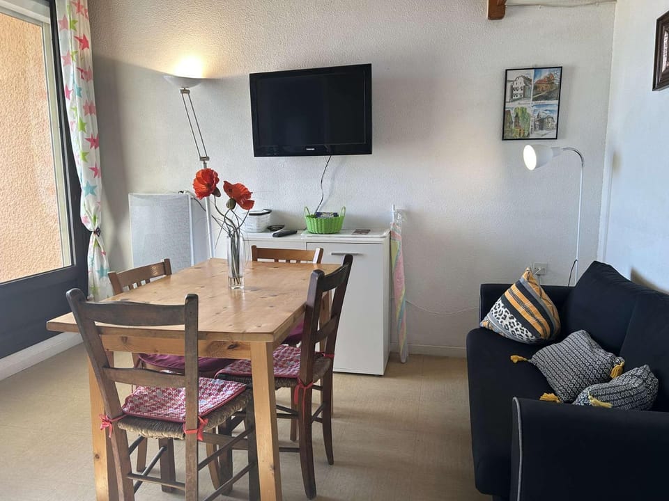 TV and multimedia, Living room, Dining area