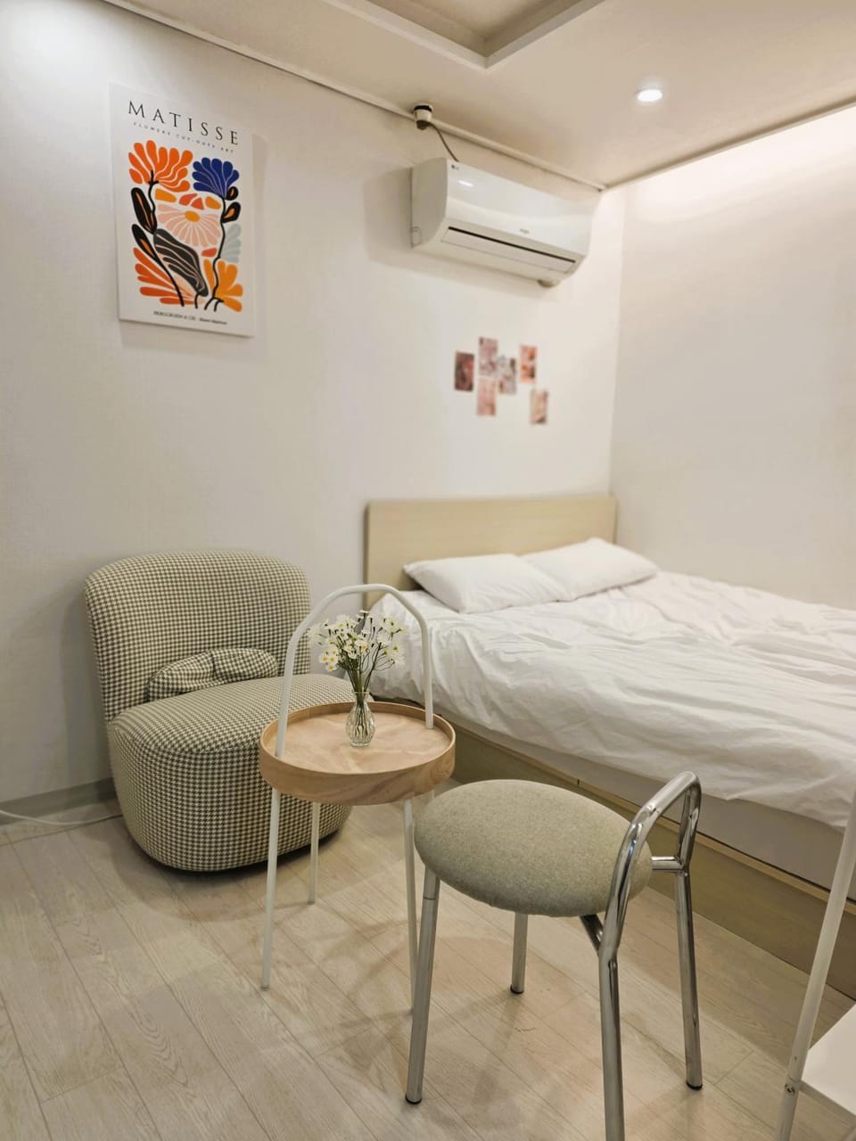 Photo of the whole room, Decorative detail, Bedroom