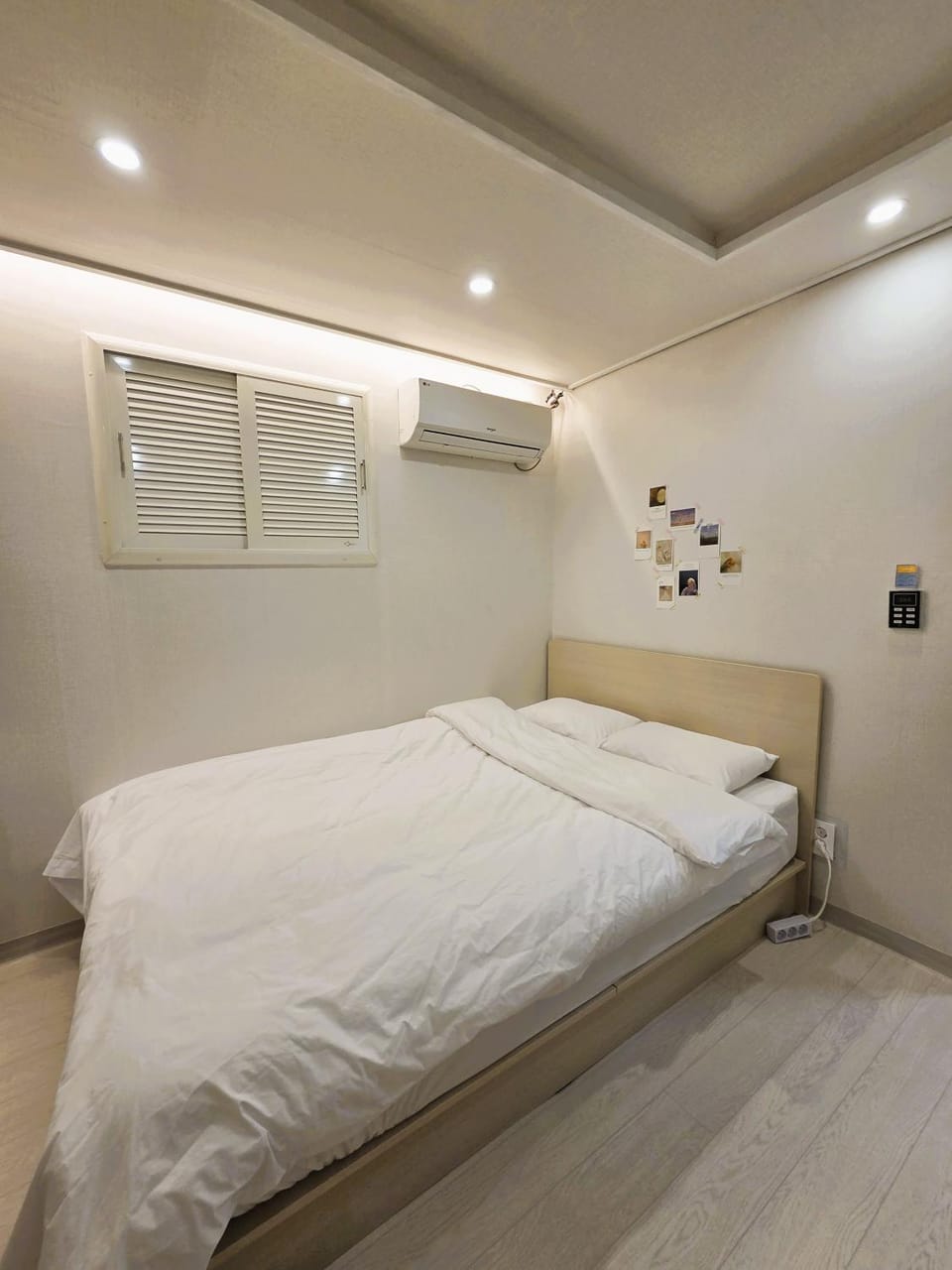 Bed, Photo of the whole room, Bedroom, air conditioner