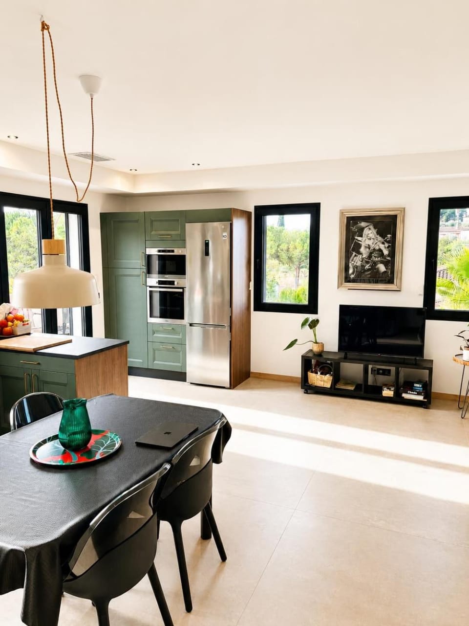 TV and multimedia, Kitchen or kitchenette, Living room, Seating area, Dining area