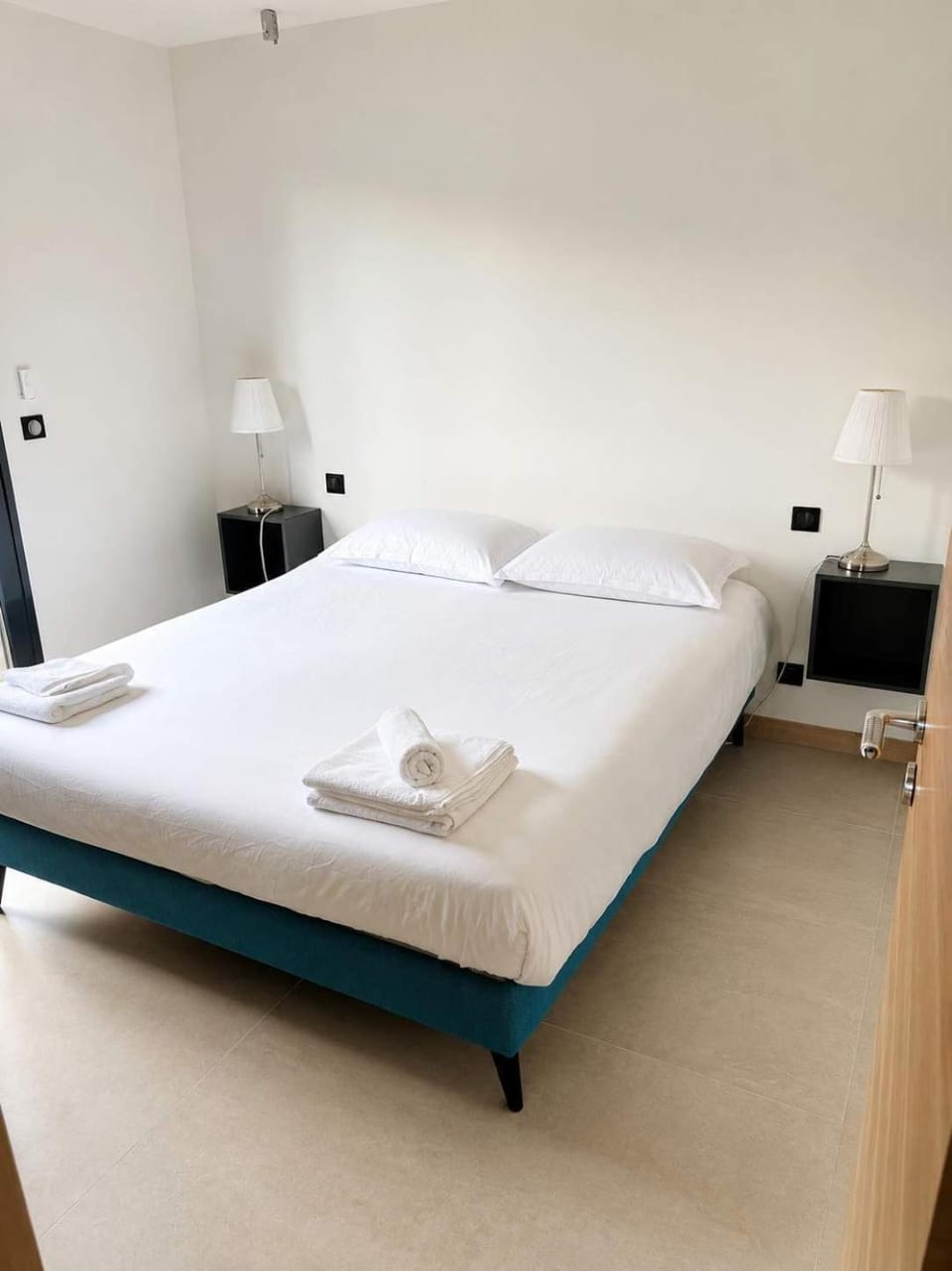 Bed, Photo of the whole room, Bedroom, towels