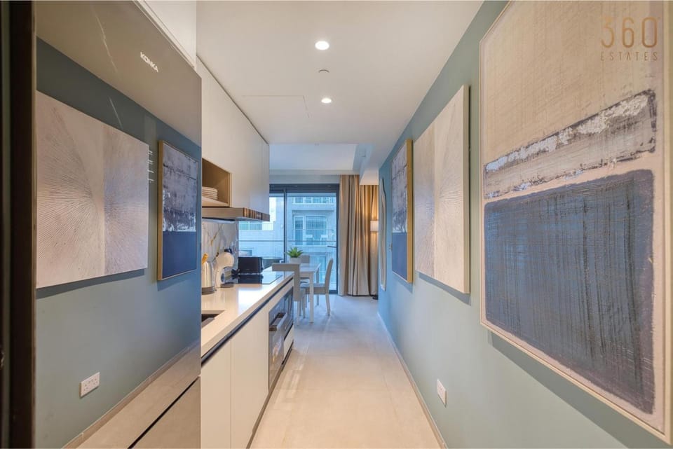 Kitchen or kitchenette, minibar, oven, stove