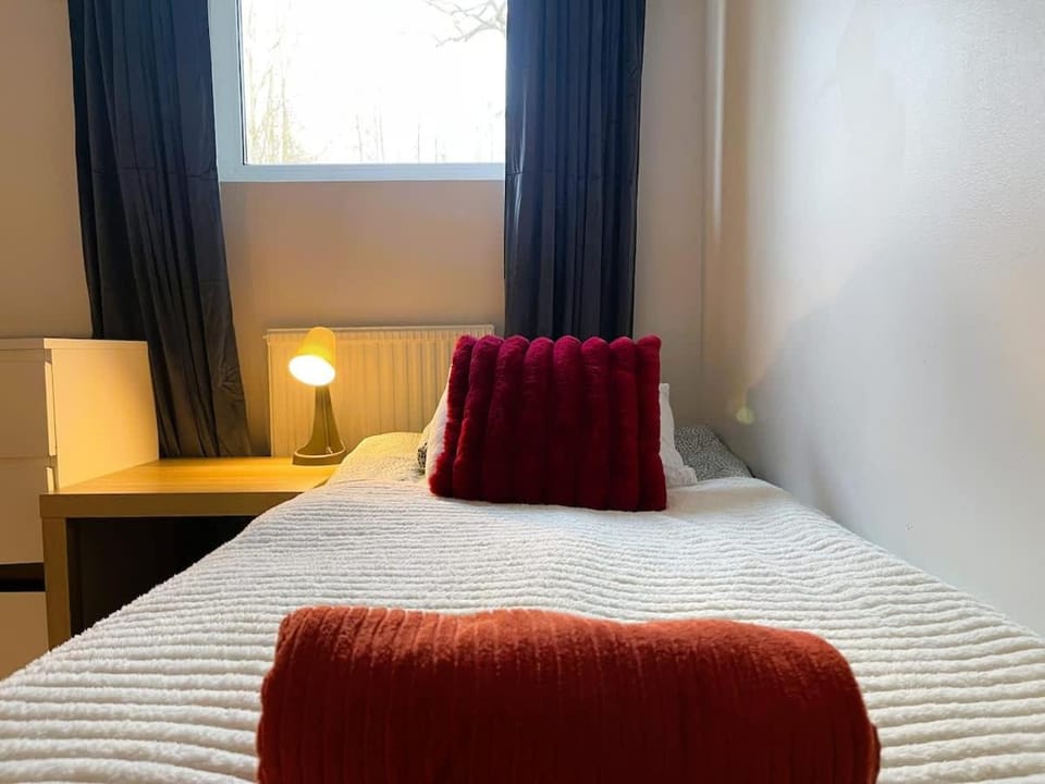 Convenient Workers Stay Apartment - 3BR - 6BD House in Gothenburg