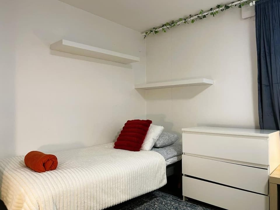 Convenient Workers Stay Apartment - 3BR - 6BD House in Gothenburg