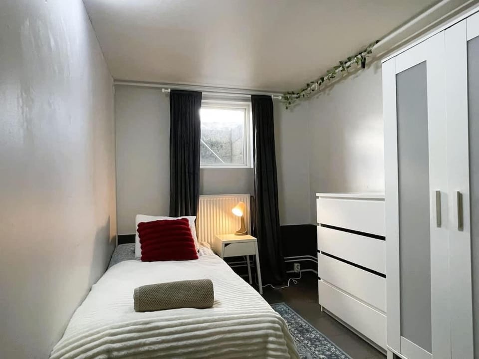 Convenient Workers Stay Apartment - 3BR - 6BD House in Gothenburg
