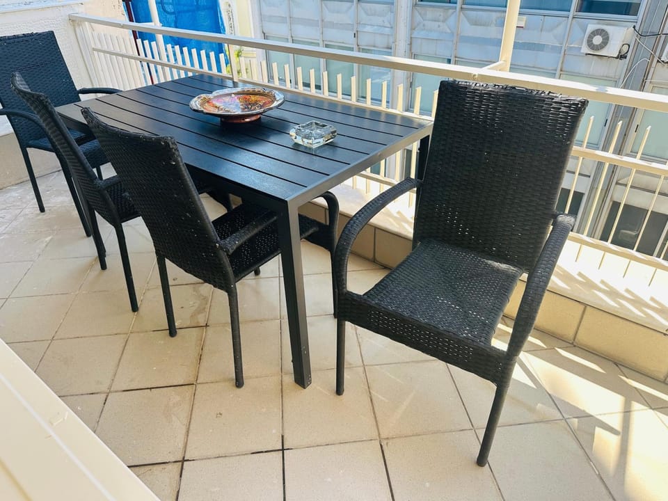 Brown Balcony Suite No 1, Piraeus Port Apartment in Pireas