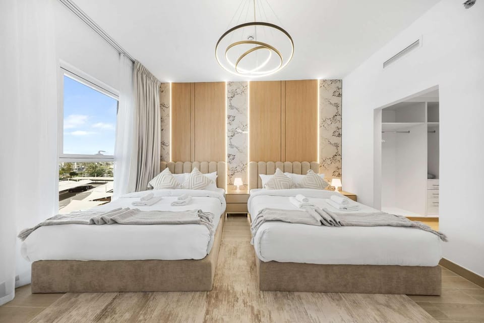 Photo of the whole room, Bedroom, towels