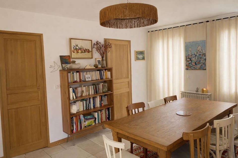 Library, Seating area, Dining area