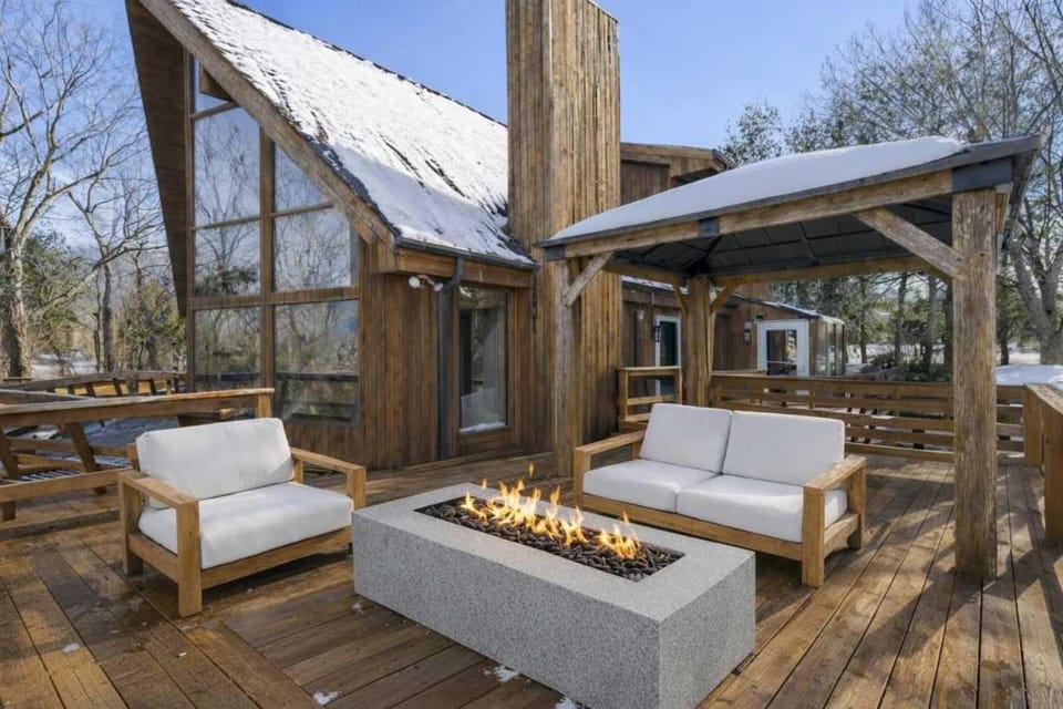 Amazing Views Hot Tub Deck FirePit & Game Room Chalet in Shenandoah Valley