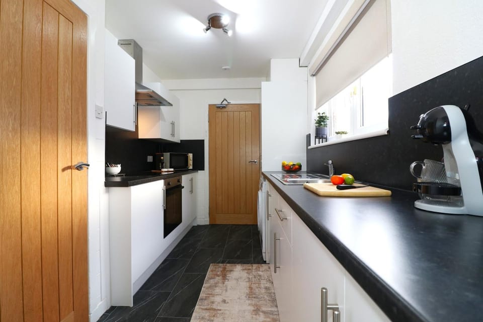 Coffee/tea facilities, Kitchen or kitchenette, oven, stove