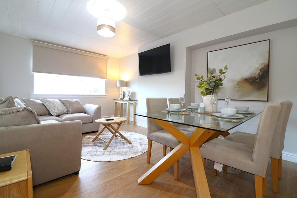TV and multimedia, Living room, Seating area, Dining area