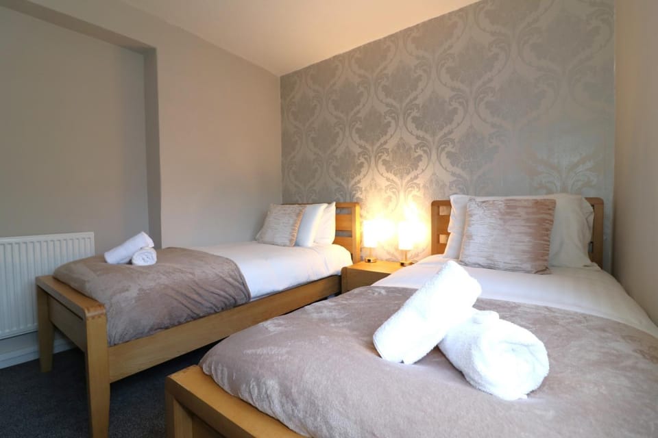 Bed, Bedroom, towels