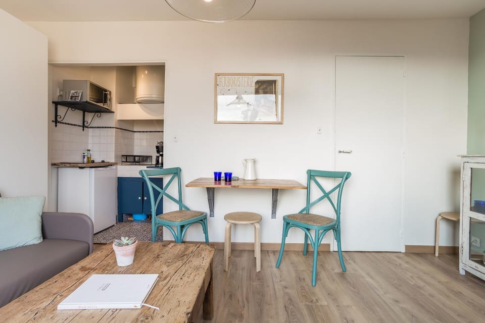 Kitchen or kitchenette, Living room, Seating area, Dining area