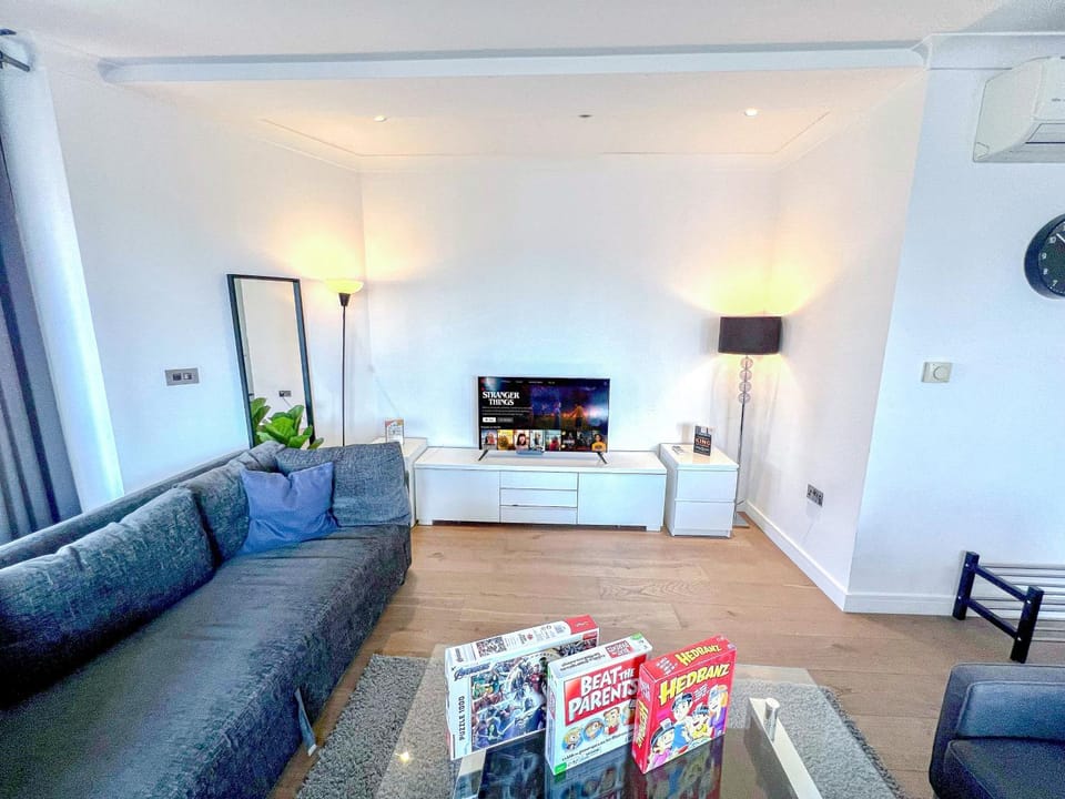 TV and multimedia, Living room, Decorative detail, Seating area, flat iron, heating, internet, storage, air conditioner