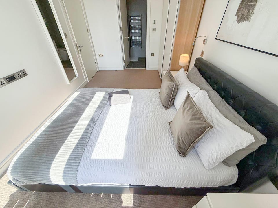 Bed, Bathroom, Photo of the whole room, Decorative detail, Bedroom, flat iron, hair dryier, heating, storage, towels, wardrobe
