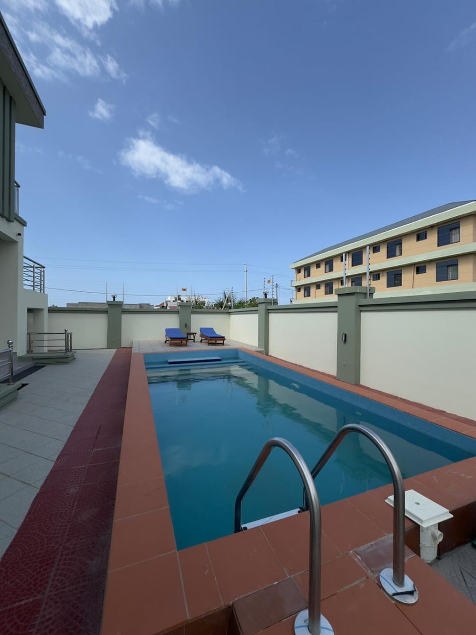 Jolly's Homestay Poolside Groundfloor Apartment in City of Dar es Salaam