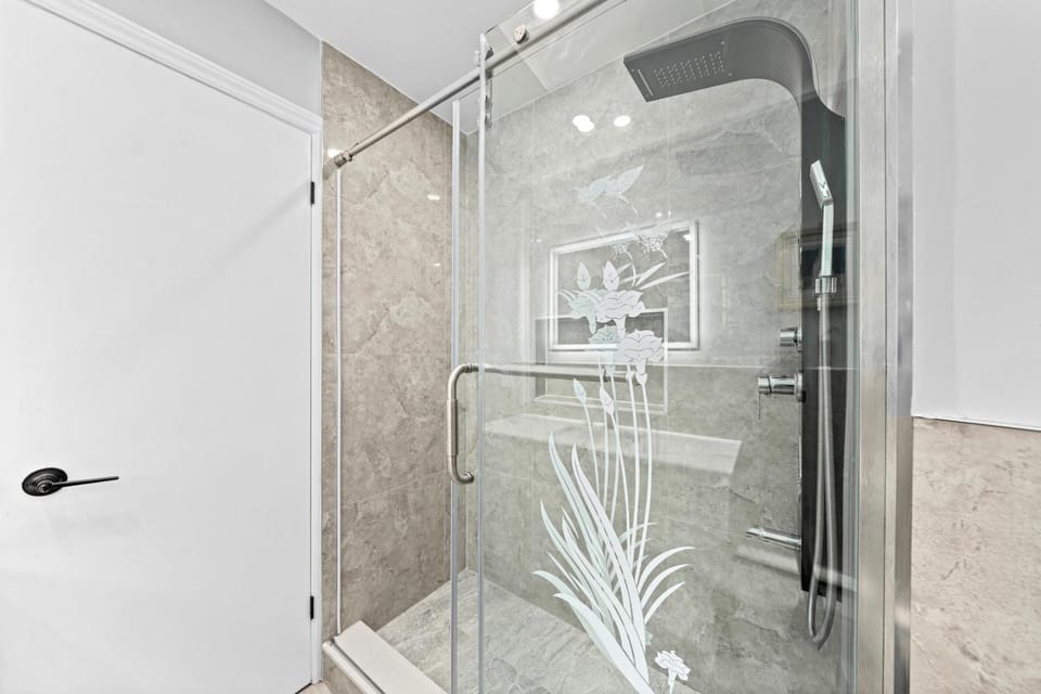 Modern Suite Near Dufferin Grove Transit Line Hotel in Toronto