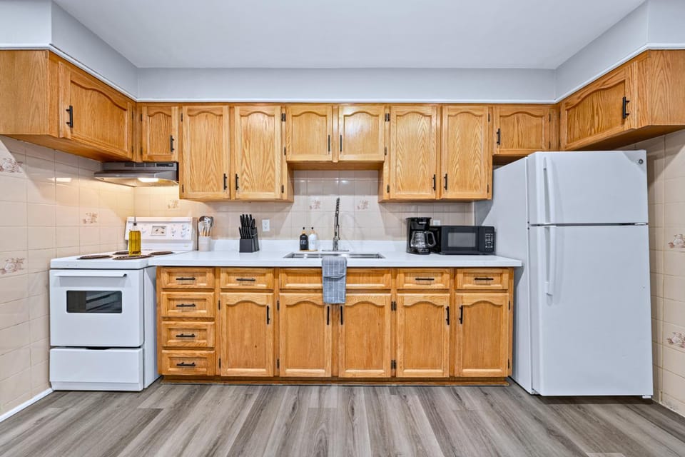 Modern Suite Near Dufferin Grove Transit Line Hotel in Toronto