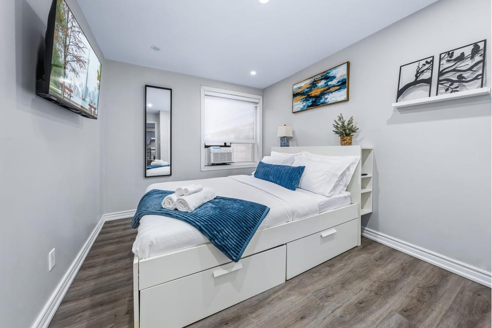 Stylish Suite Near Trinity Bellwoods & Little Italy Hotel in Toronto