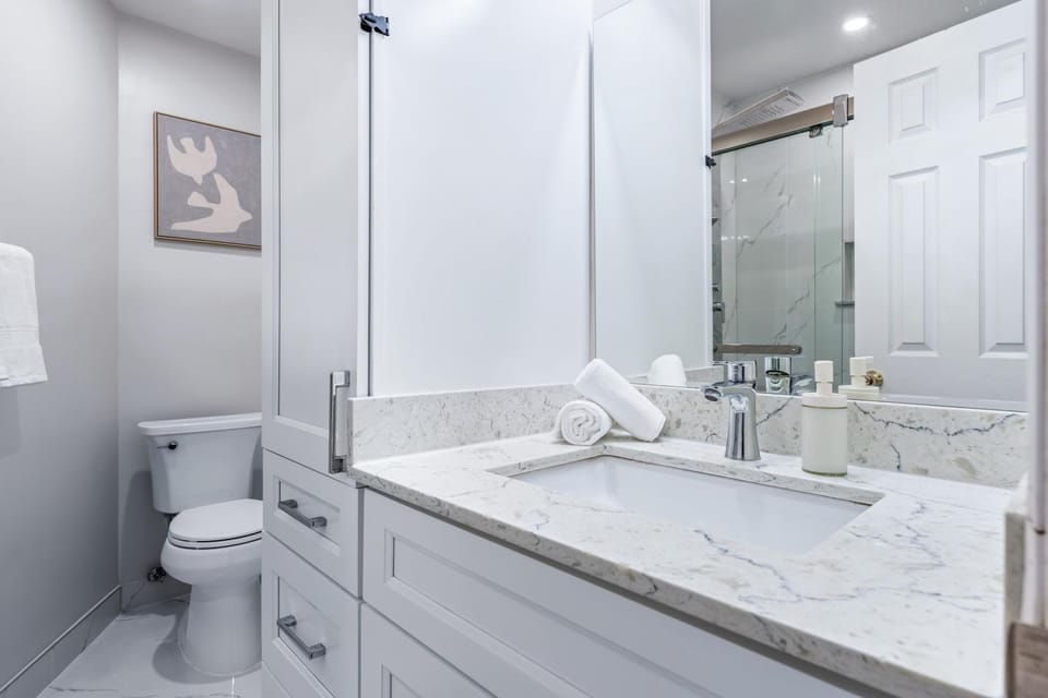 Stylish Suite Near Trinity Bellwoods & Little Italy Hotel in Toronto