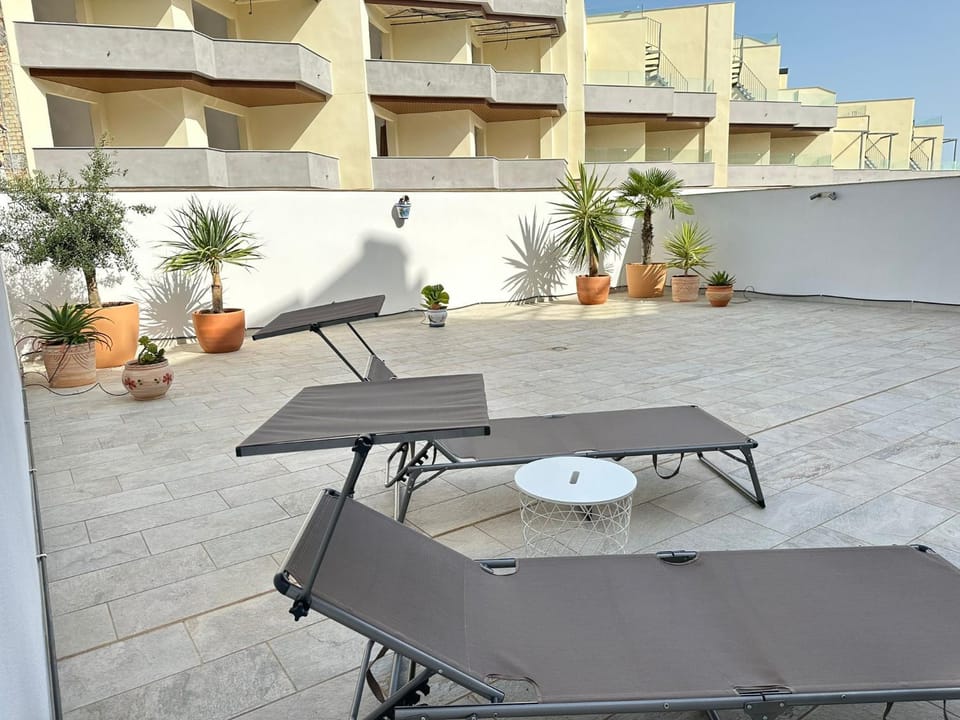 Balcony/Terrace, sunbed