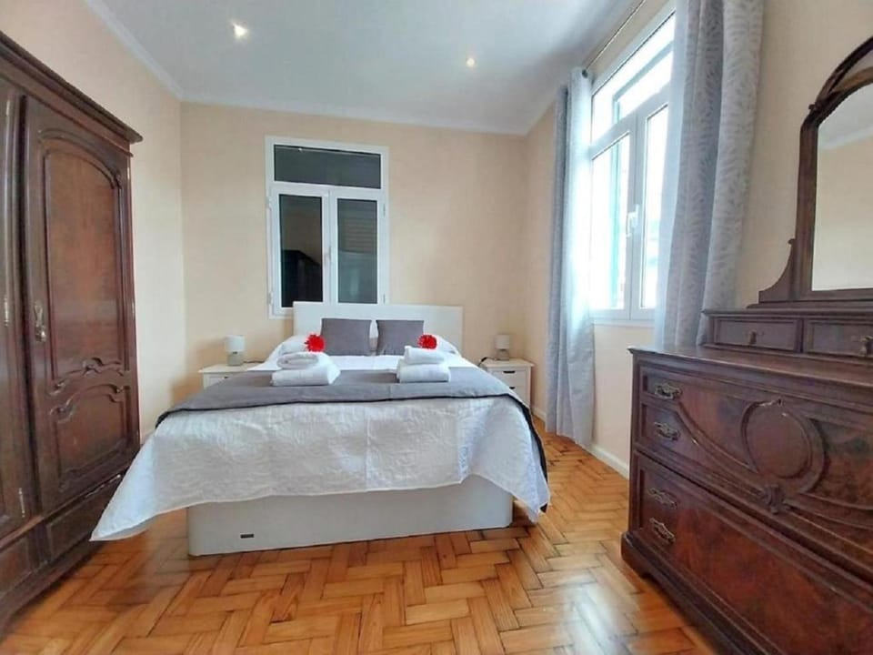 Bed, Bedroom, furniture, towels