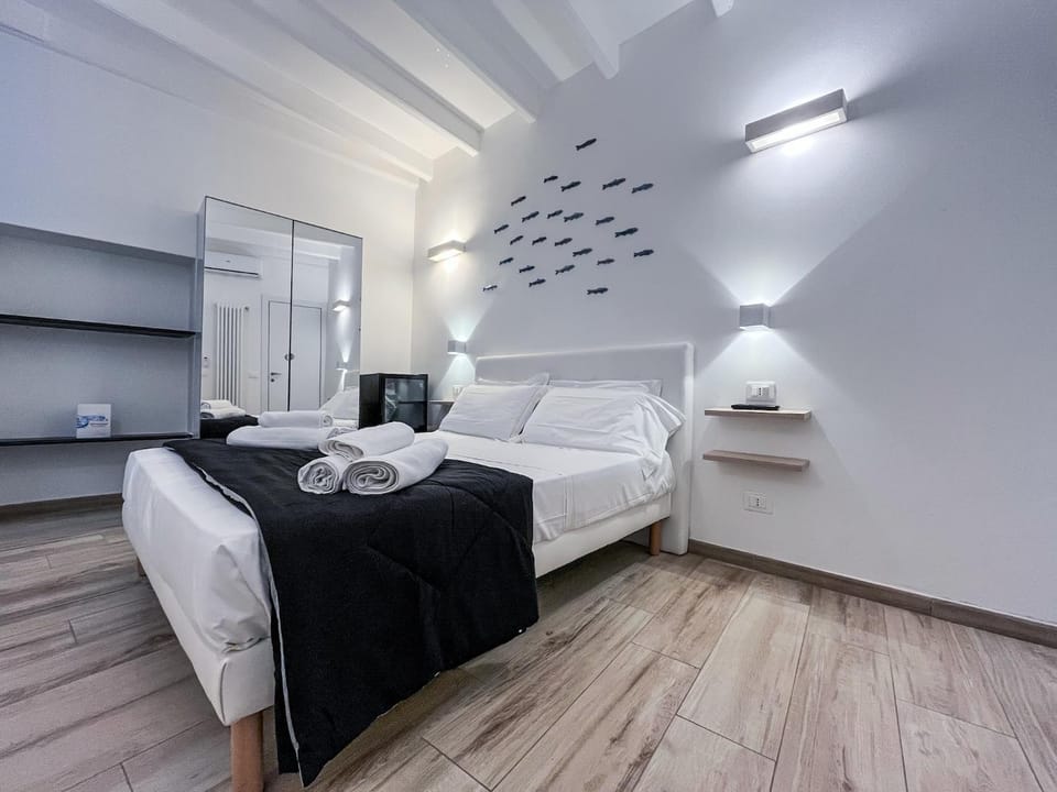 Bed, Photo of the whole room, Bedroom, towels