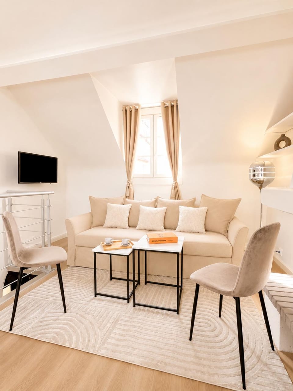 TV and multimedia, Living room, Seating area, Dining area