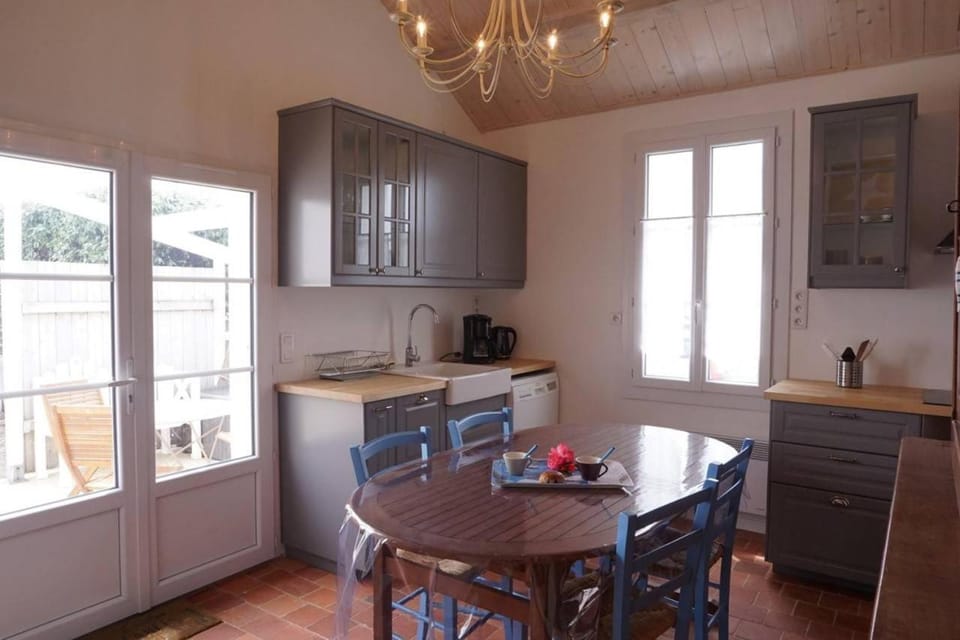Coffee/tea facilities, Kitchen or kitchenette, Dining area, stove