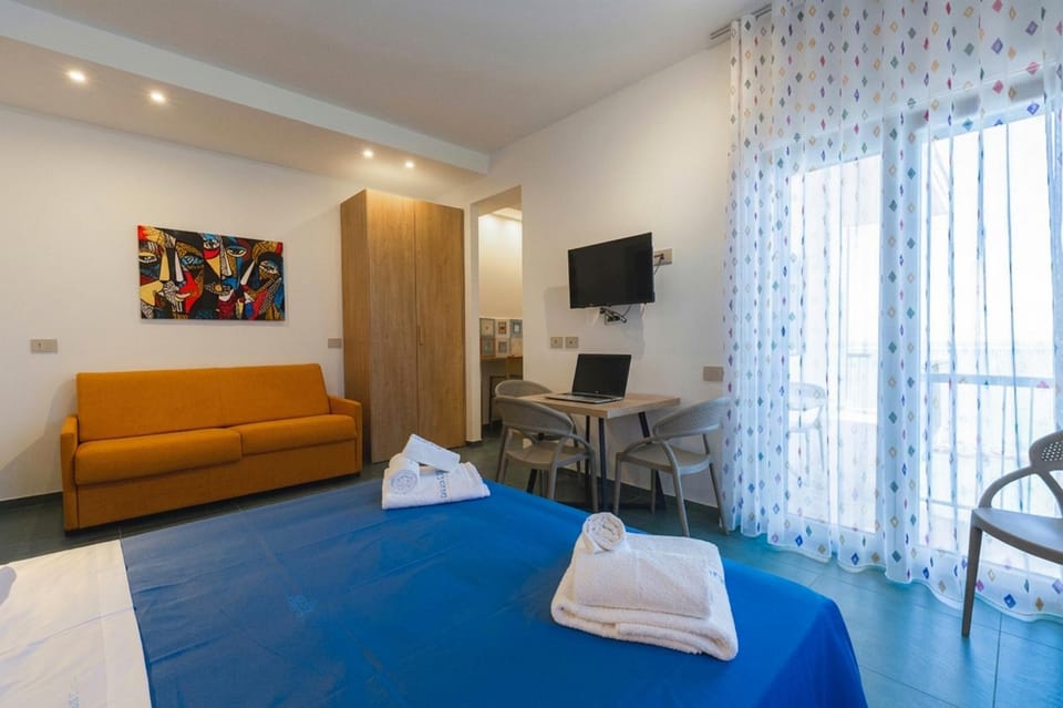 Bed, TV and multimedia, Living room, Photo of the whole room, Bedroom, towels