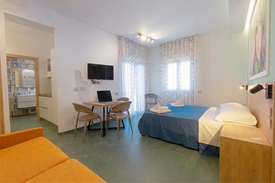 Bed, TV and multimedia, Photo of the whole room, Seating area, Evening entertainment, Bedroom