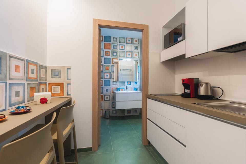 Kitchen or kitchenette, Dining area, stove