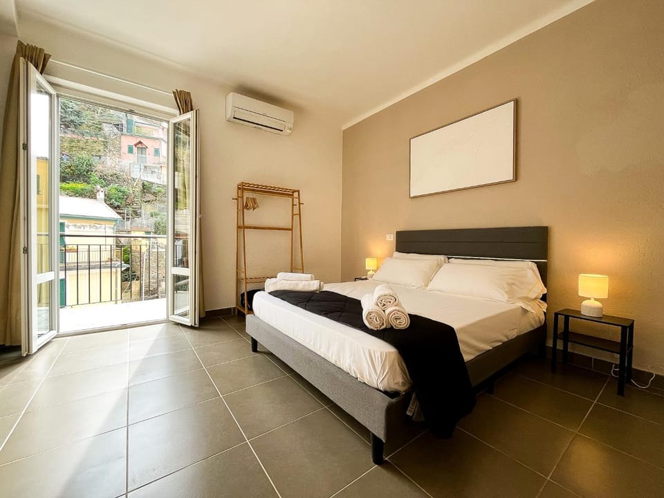 Bed, View (from property/room), Balcony/Terrace, Photo of the whole room, Bedroom, towels, air conditioner