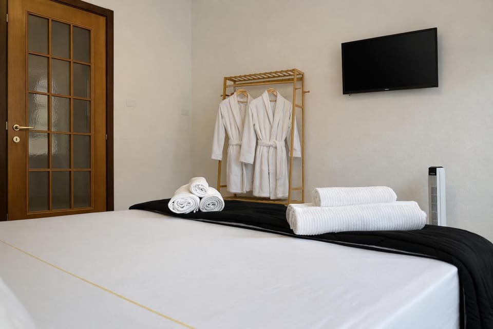 Bed, TV and multimedia, Photo of the whole room, Bedroom, towels