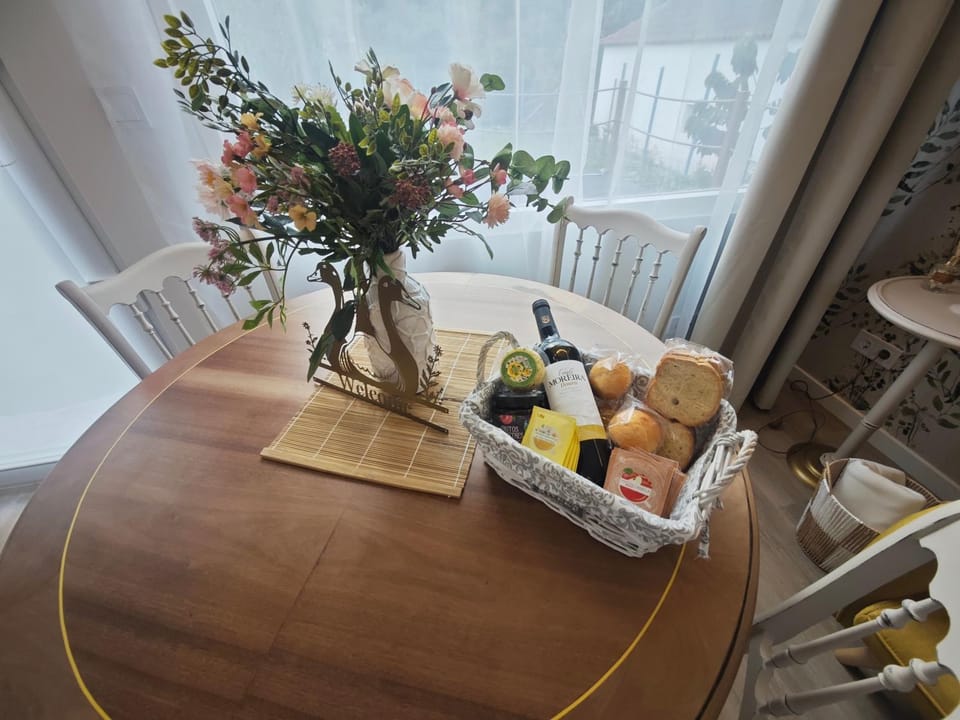 Living room, Seating area, Dining area, Food