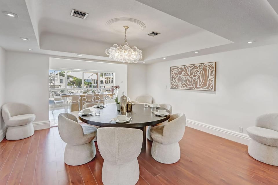 Solara: Waterfront Estate, Pool, Dock, Private Guest Suite House in Lighthouse Point